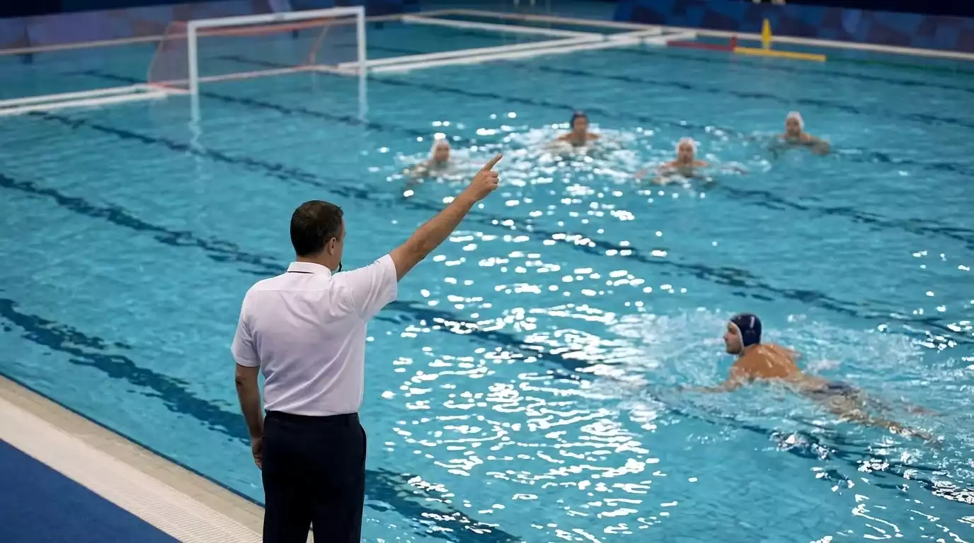 Espulsione temporanea in una partita di pallanuoto con arbitro che mostra il cartellino e giocatore che esce dalla vasca